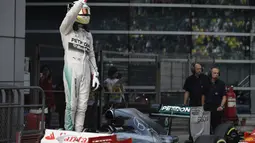 Lewis Hamilton berhasil mencatatkan waktu 1 menit 35,782 detik. Dia unggul 0,042 detik atas rekan setimnya, Nico Rosberg yang berada di urutan dua