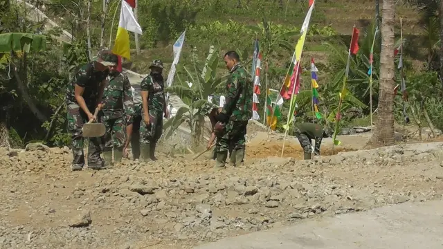 Kegiatan TMMD Reguler ke-106 Kodim 0709 Kebumen, di Desa Desa Rahayu, Kecamatan Padureso, Kebumen. (Foto: Liputan6.com/Kodim Kebumen/Muhamad Ridlo)