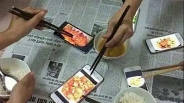9 Momen Nyeleneh Orang saat Makan Bareng, Lauknya Bikin Bingung