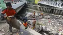 Petugas PPSU membersihkan sampah yang menumpuk di Kali Cideng, Jakarta Pusat, Senin (11/9). Minimnya kesadaran warga dalam membuang sampah dan menjaga lingkungan mengakibatkan sampah kembali menumpuk di kali tersebut. (Liputan6.com/Immanuel Antonius)