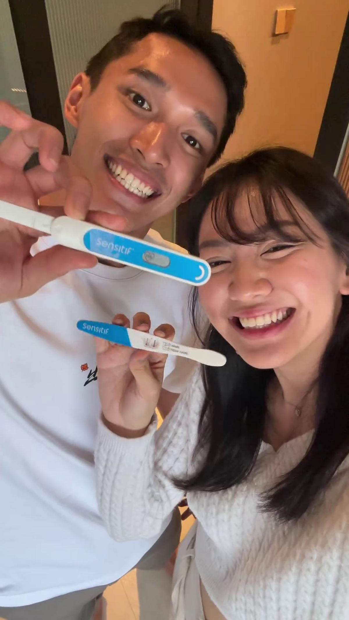 Jonatan Christie dengan bangga menunjukkan hasil tes kehamilan istrinya.
