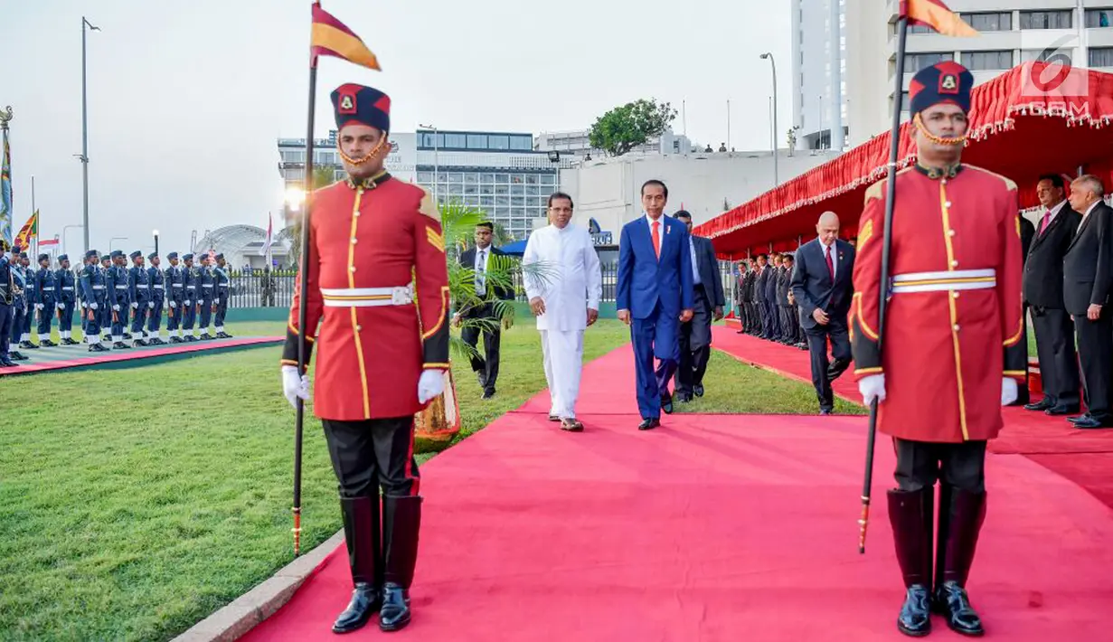 Presiden Jokowi berjalan bersama Presiden Sri Lanka Maithripala Sirisena di Presidential Secretariat, Colombo, Sri Lanka, Rabu (24/1). Kunjungan ini juga sebagai peringatan 66 tahun hubungan diplomatik kedua negara. (Liputan6.com/Pool/Biro Pers Setpres)