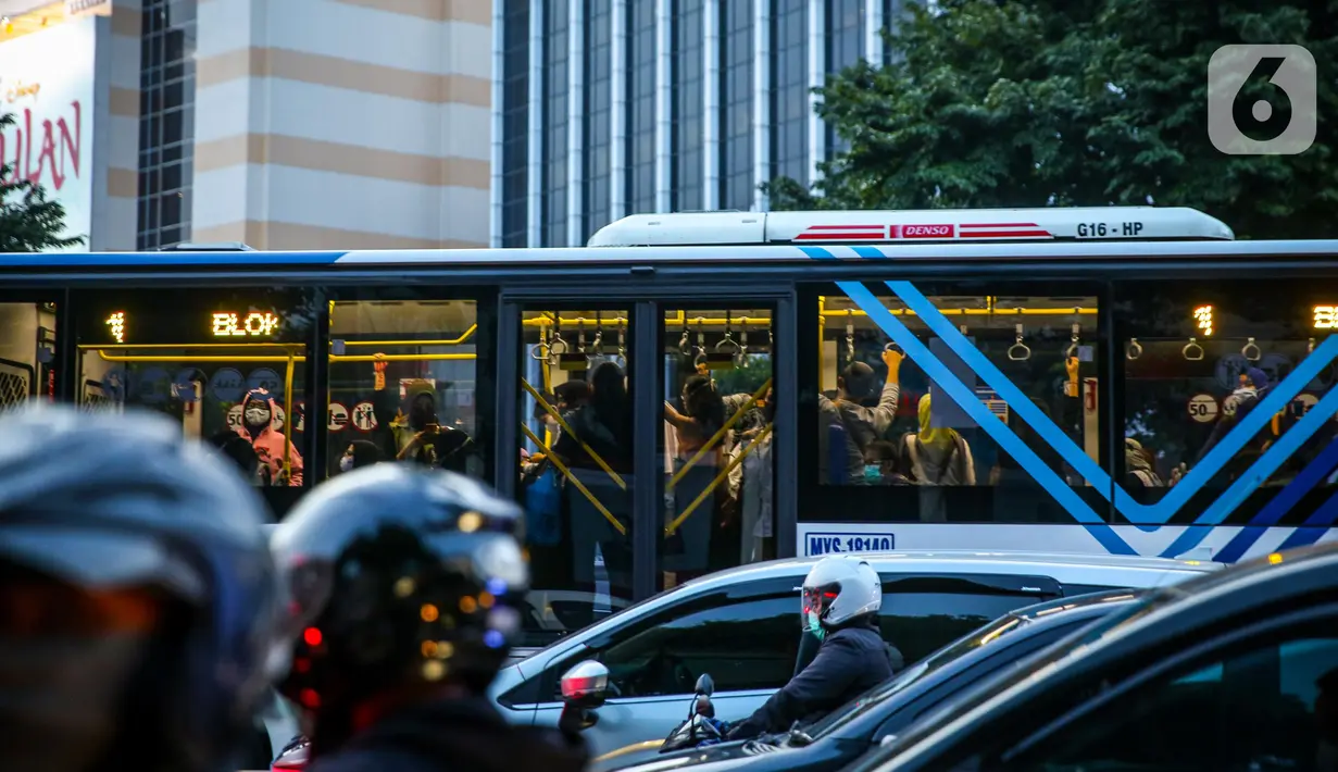 Suasana trotoar di Kawasan Sudirman, Jakarta, Senin (8/6/2020). Aktivitas perkantoran di Ibu Kota kembali beroperasi pada Senin (8/6) seiring penerapan Pembatasan Sosial Berskala Besar (PSBB) transisi. (Liputan6.com/Faizal Fanani)