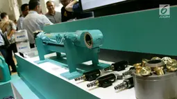 Pengunjung mengamati aneka alat berat yang dipajang dari produk Kobelco di Jakarta, Jumat (15/2). Pameran ini bertujuan untuk memenuhi kebutuhan sektor kehutanan, pertanian, pertambangan dan konstruksi di Indonesia. (Liputan6.com/Faizal Fanani)