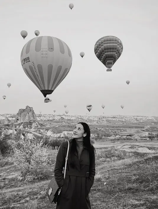 Melihat foto liburan Anya Geraldine, netizen langsung teringat karakter Lydia yang diperankan Anya di series Layangan Putus. Di mana, Lydia ketahuan selingkuh karena berlibur di Cappadocia bersama suami orang [instagram/anyageraldine]