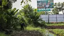 Warga memanfaatkan lahan kosong untuk berkebun di kawasan Cengkareng, Jakarta Barat, Rabu (4/8/2021). Di tengah pandemi yang masih berlangsung, warga di daerah tersebut bisa meraup keuntungan Rp 500 ribu sampai Rp 1 juta dalam sekali panen sayuran. (Liputan6.com/JohanTallo)