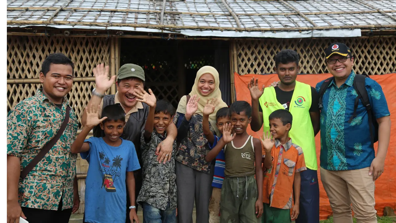 Field hospital Indonesia yang dibangun oleh IHA, gabungan dari 11 lembaga kemanusiaan Indonesia yang diresmikan Kementerian Luar Negeri, pada awalnya hanya dioperasikan untuk memberikan pelayanan kesehatan (KBRI Dhaka)