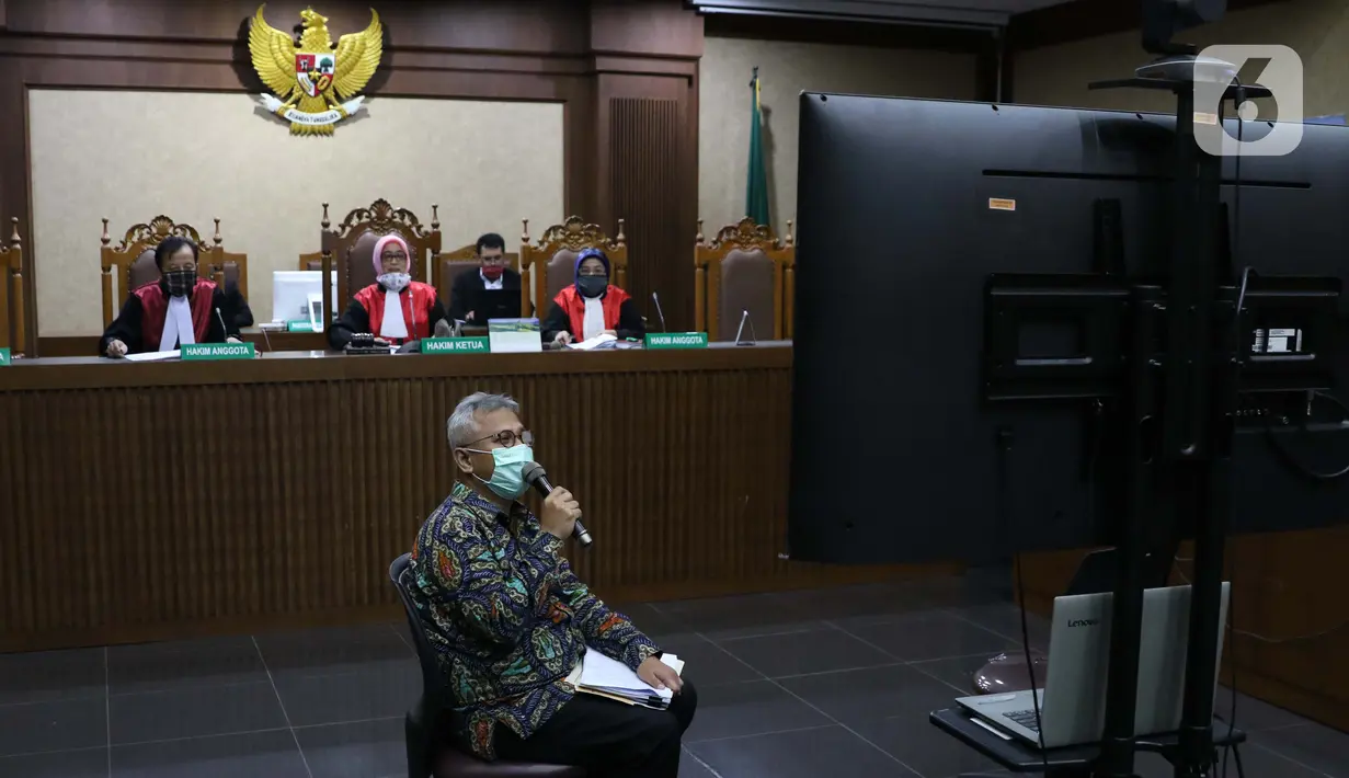 Ketua KPU, Arief Budiman saat menjadi saksi pada persidangan kasus suap pergantian antarwaktu anggota DPR dengan terdakwa mantan komisioner KPU Wahyu Setiawan di Pengadilan Tipikor Jakarta, Kamis (4/6/2020). Sidang beragenda keterangan saksi. (Liputan6.com/Helmi Fithriansyah)