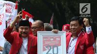 Ketua Umum PKPI AM Hendropriyono mengarak nomor urutnya dengan menggunakan mobil Jeep Rubicon seusai meninggalkan kantor KPU, Jakarta, Jumat (13/4). KPU resmi menetapkan PKPI sebagai peserta pemilu 2019 dengan nomor utut 20. (Liputan6.com/Angga Yuniar)