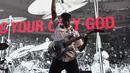 Aksi gitaris Rage Against the Machine, Tom Morello di atas panggung di Madison Square Garden di New York City (8/8/2022). RATM membawakan lagu seperti "Bombtrack," "Bulls On Parade," "Bullet in the Head," "Testify," "Freedom," "Killing in the Name," dan banyak lagi, dan mereka melakukan cover lagu mereka. Bruce Springsteen "The Ghost of Tom Joad." (Theo Wargo/Getty Images/AFP)