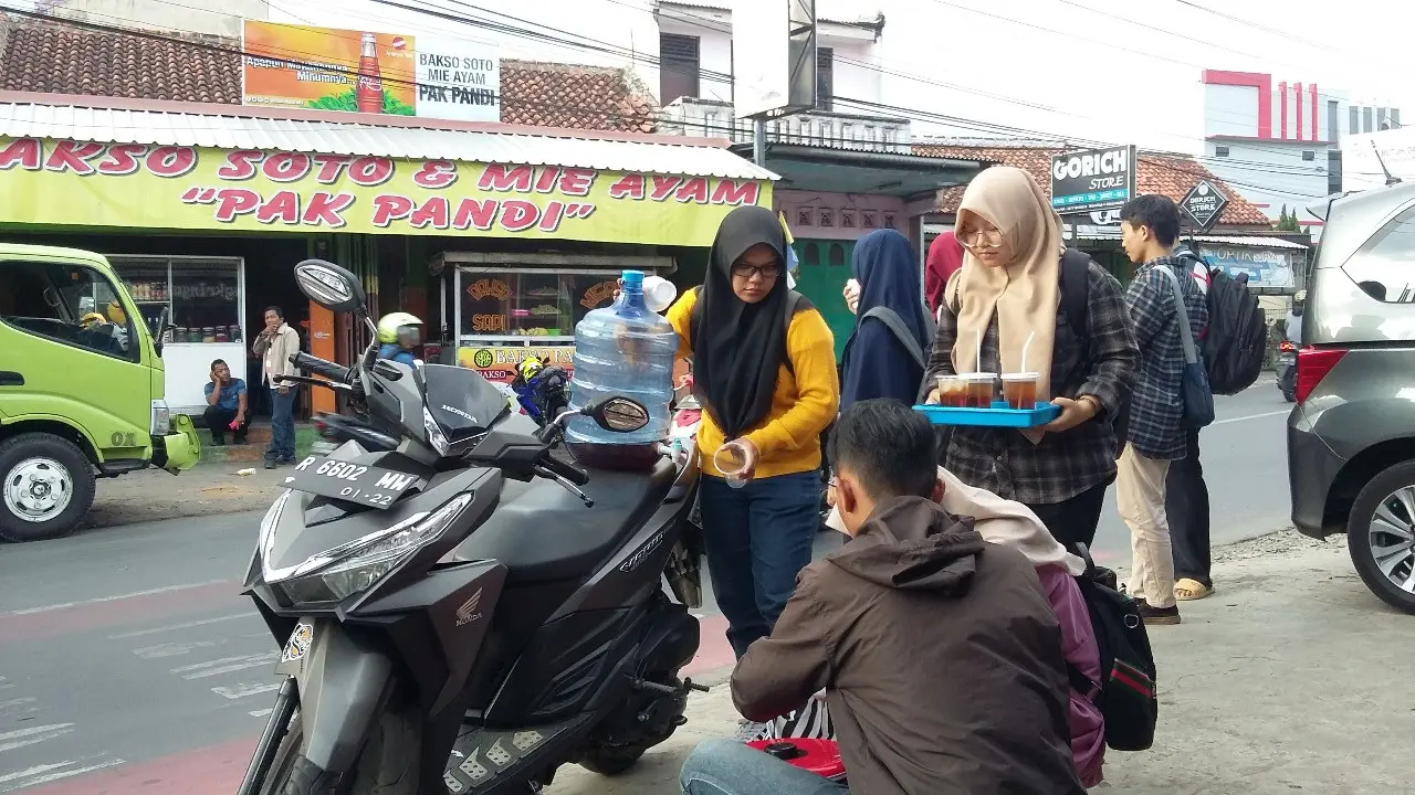 Mahasiswa UMP Purwokerto jualan es teh untuk menggalang dana gempa Lombok. (Foto: Liputan6.com/Humas UMP Purwokerto/Muhamad Ridlo)