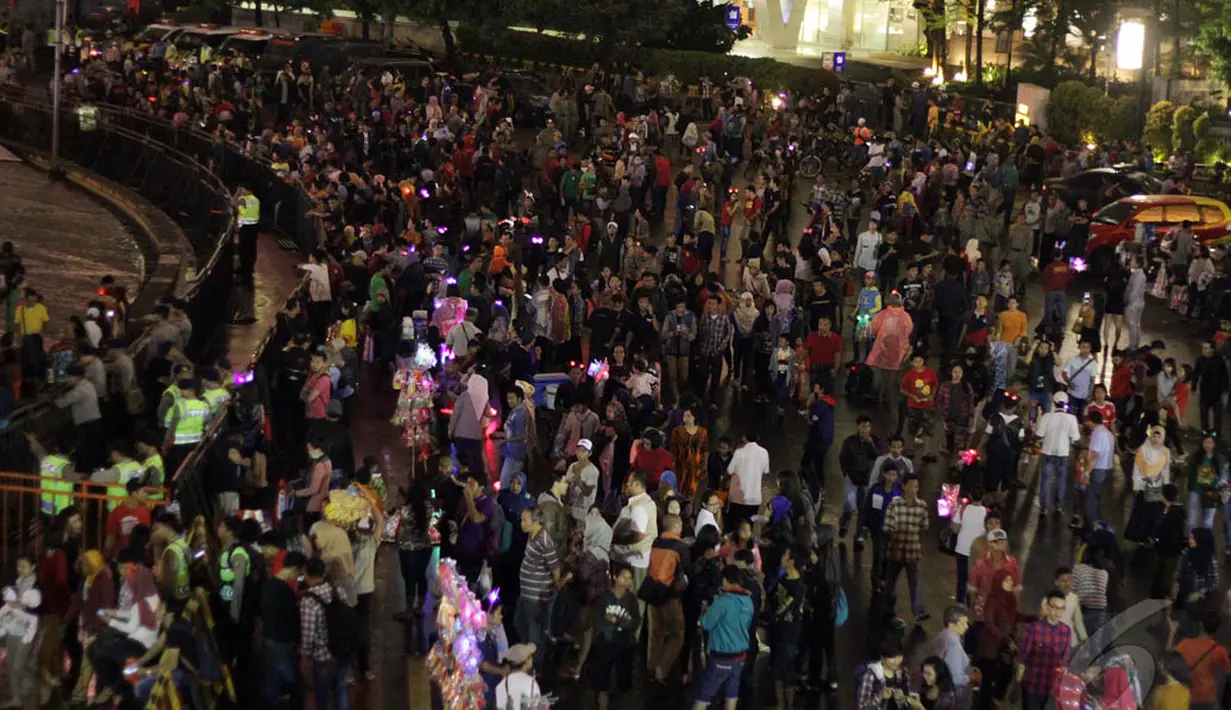 Suasana saat ribuan warga mulai memadati kawasan Bundaran HI untuk merayakan malam pergantian tahun, Jakarta, Rabu (31/12/2014). (Liputan6.com/Faizal Fanani)