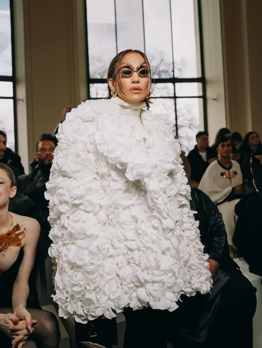 JLo mengenakan jaket putih berhiaskan 7000 kelopak bunga asli dan detail bordir silver di punggung. [@jlo]