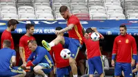Bek Timnas Spanyol, Sergio Ramos, melakukan latihan di Stadium Municipal, Toulouse, Minggu (12/6/2016). Spanyol berbekal performa lini belakang bagus ketika bersua Ceska, malam ini.  (Reuters/Vincent Kessler)