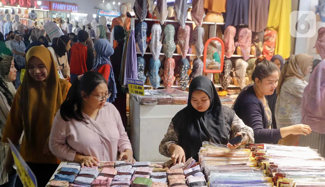 Mulai dari pakaian pria, wanita hingga busana muslim dan perlengkapan salat. (Liputan6.com/Herman Zakharia)