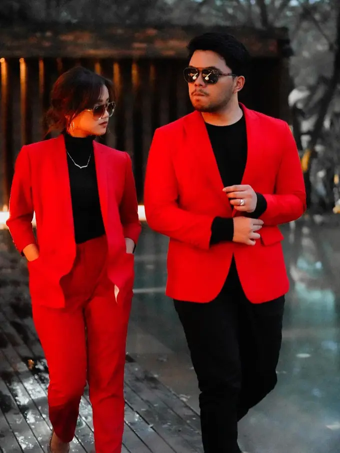 Fuji dan Thariq Halilintar serasi mengenakan jas couple warna merah (Foto: Instagram/@thariqhalilintar)