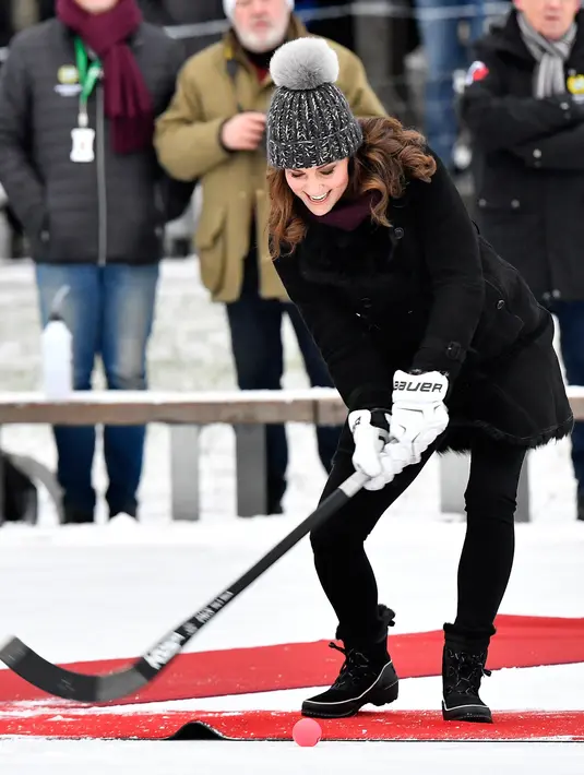 The Duchess of Cambridge, Kate Middleton mencoba tembakan dengan tongkat hoki di Stockholm, Swedia, Selasa (30/1). Meski sedang hamil anak ketiga, Kate ternyata mampu memasukkan satu gol. (Jonas Ekstromer / TT via AP)