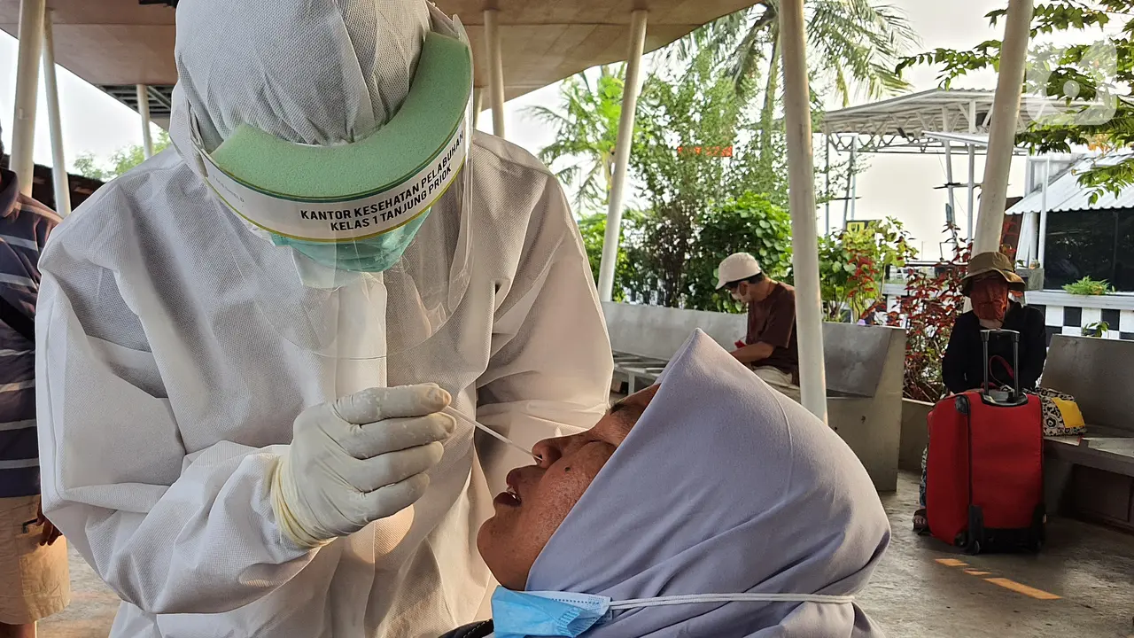Antrean Tes Antigen Sebelum Berwisata ke Pulau Seribu