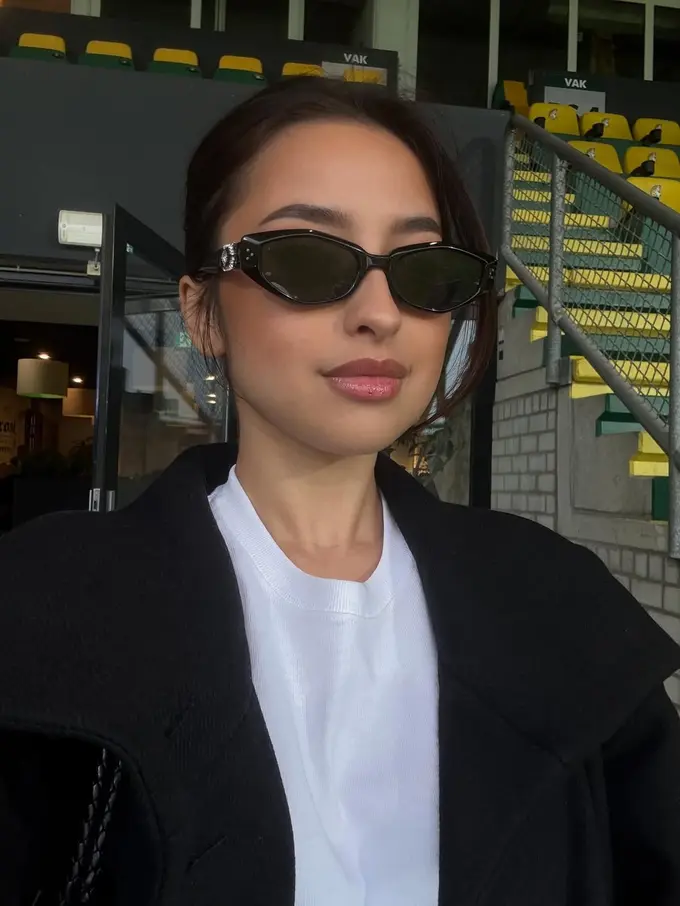 Gaya Slay Jennifer Coppen Support Justin Hubner Bertanding di Belanda dengan Kacamata Rp6 Jutaan