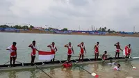 Tim dayung putra yang turun di nomor delapan putra berhasil mempersembahkan medali emas bagi Indonesia di Asian Games 2018, Jumat (24/8/2018). (Bola.com/Riskha Prasetya)