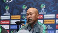 Pelatih Timnas Indonesia U-16, Fakhri Husaini pada sesi konferensi pers jelang laga melawan Iran. (AFC)