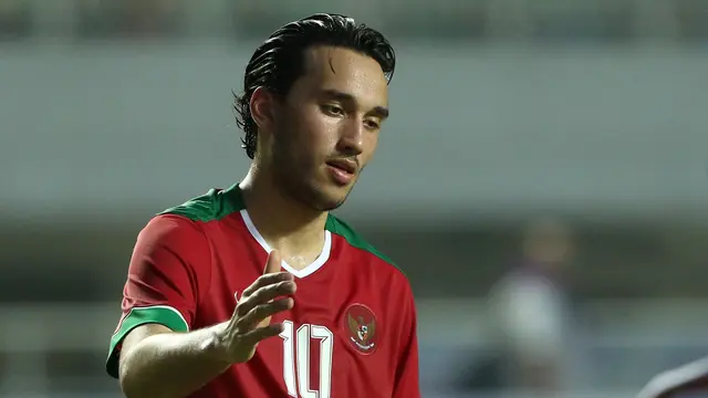 Siang Ini, Ezra Walian Disumpah Jadi WNI