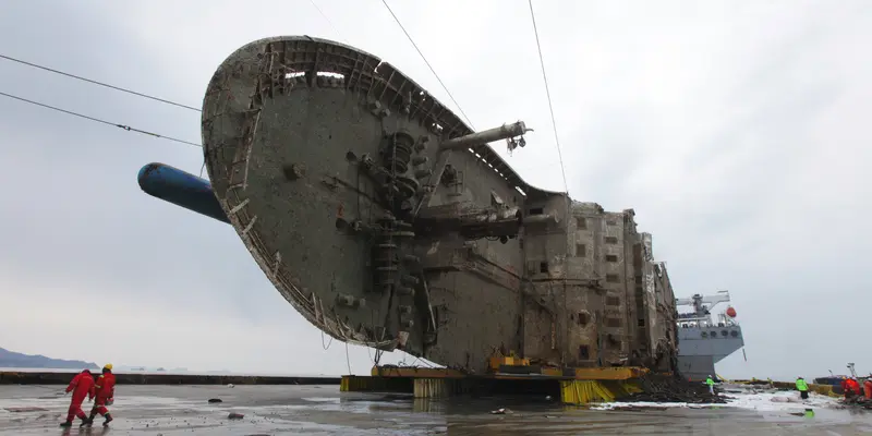 Begini Kondisi Kapal Feri Sewol yang Berhasil Diangkat