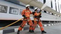 Petugas pemadam kebakaran memadamkan api saat simulasi penanggulangan kebakaran di gedung KPK, Jakarta, Jumat (14/9). Kegiatan itu untuk memberikan pelatihan dan edukasi kepada seluruh pegawai yang berada di gedung KPK (Merdeka.com/Dwi Narwoko)