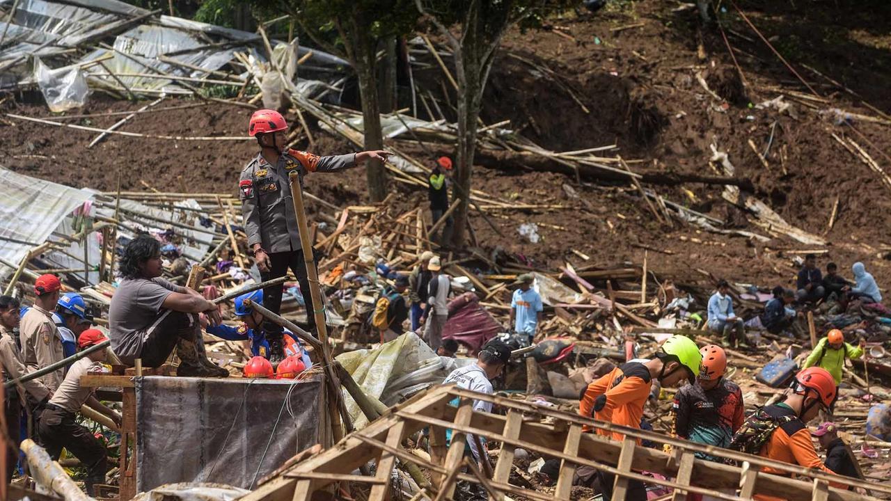 FOTO: Tim SAR Gabungan Intensifkan Pencarian Korban Longsor Pasirlangu