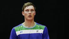 Pebulutangkis Denmark, Viktor Axelsen, saat melawan pebulutangkis Cina, Lin Dan pada laga Indonesia Masters 2020 di Istora, Jakarta, Rabu (15/1/2020). Axelsen menang dengan skor 21-12 dan 21-14. (Bola.com/M Iqbal Ichsan)