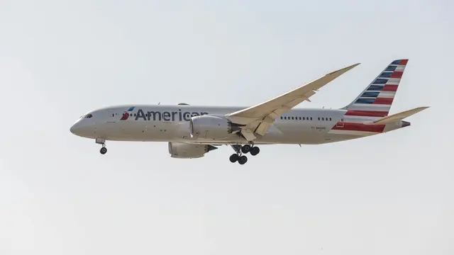 Seorang Penumpang American Airlines Diikat di Kursi dengan Lakban Setelah Diduga Menyerang Pramugari