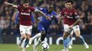 Gelandang Chelsea, N'Golo Kante, berusaha melewati pemain West Ham United pada laga Premier League 2019 di Stadion Stamford Bridge, Selasa (9/4). Chelsea menang 2-0 atas West Ham United. (AP/Alastair Grant)