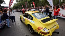 Seorang peserta mengendarai Porsche 911 keluaran 1973 saat mengikuti acara Carrera Panamericana di Meksiko, Sabtu (15/10). Carrera Panamericana adalah perlombaan mobil antik yang digelar di Meksiko selama 7 hari. (REUTERS / Henry Romero) 