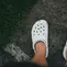 Disney World Larang Pangunjung Pakai Sepatu Crocs, Apa Sebabnya?