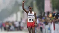 Pelari Indonesia, Agus Prayogo, berhasil meraih medali perak nomor lari marathon cabang atletik pada SEA Games 2017 Malaysia di Putrajaya, Kuala Lumpur, Sabtu (19/8/2017). (Bola.com/Vitalis Yogi Trisna)