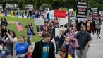 Pengunjuk rasa berdemonstrasi menentang penanganan Texas terhadap pandemi COVID-19 di Texas State Capitol di Austin, Texas, Sabtu (18/4/2020). Mereka menentang perintah tinggal di rumah yang ditujukan mencegah penyebaran COVID-19 dan berkumpul untuk memprotes peraturan lockdown. (AP/Eric Gay)