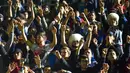 Penggemar bersorak menyambut juara kelas ringan UFC, Khabib Nurmagomedov di Stadion Anzhi Arena, Rusia, Senin (8/10). Khabib menjadi pusat perhatian dunia usai sukses mempertahankan sabuk juara kelas ringan UFC melawan Conor McGregor. (AFP/Vasily MAXIMOV)