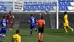 Pemain Barcelona Luis Suarez (kanan) mencetak gol ke gawang Alaves pada pertandingan La Liga di Stadion Mendizorroza, Vitoria, Spanyol, Minggu (19/7/2020). Barcelona menang 5-0. (AP Photo/Alvaro Barrientos)