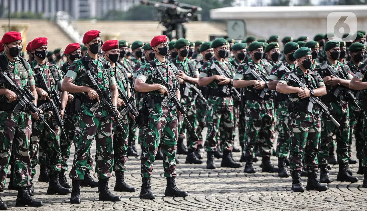 Prajurit TNI AD mengikuti Apel Gelar Pasukan Jajaran TNI AD di Lapangan Monas, Jakarta, Selasa (25/1/2022). Pasukan TNI AD dan Alutsista dipamerkan saat mengikuti gelar apel pasukan. (Liputan6.com/Faizal Fanani)