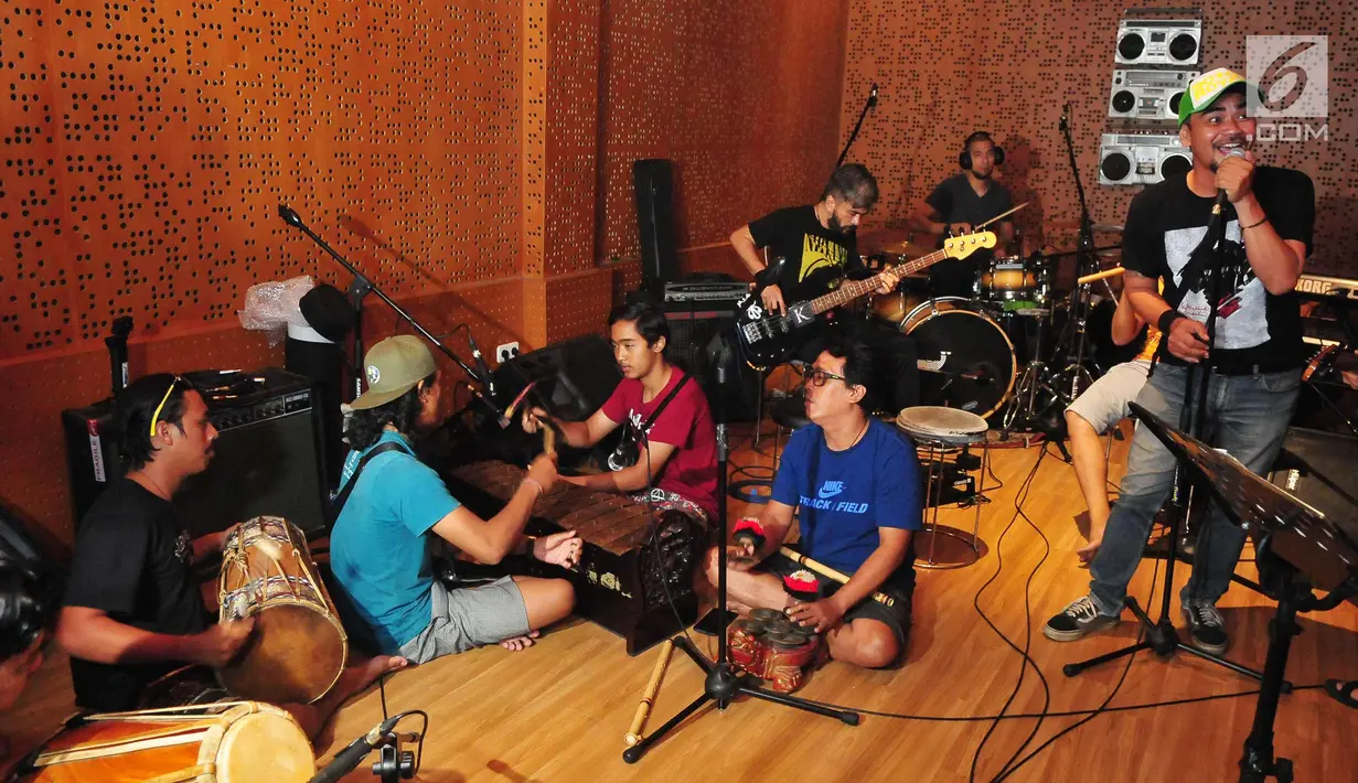 Suasana latihan singel berjudul "Indonesia Bersatu", Jakarta, Selasa (14/11).  Terciptanya lagu tersebut mengajak masyarakat mempererat persatuan yang akhir-akhir ini sempat terpecah oleh beberapa kepentingan politik. (Liputan6.com/Helmi Afandi)
