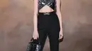 Phoebe Dynevor juga tampil cantik dengan atasan berpotongan crop top yang unik, dengan celana panjang hitam, open toe, dan handbag hitam. Foto: Document/Louis Vuitton.