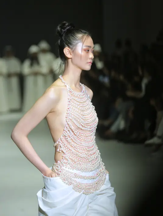 Setiap busana rancangan Hian Tjen memiliki sentuhan keanggunan yang kemudian menjadi ciri khasnya. [Foto: Document/FIMELA]