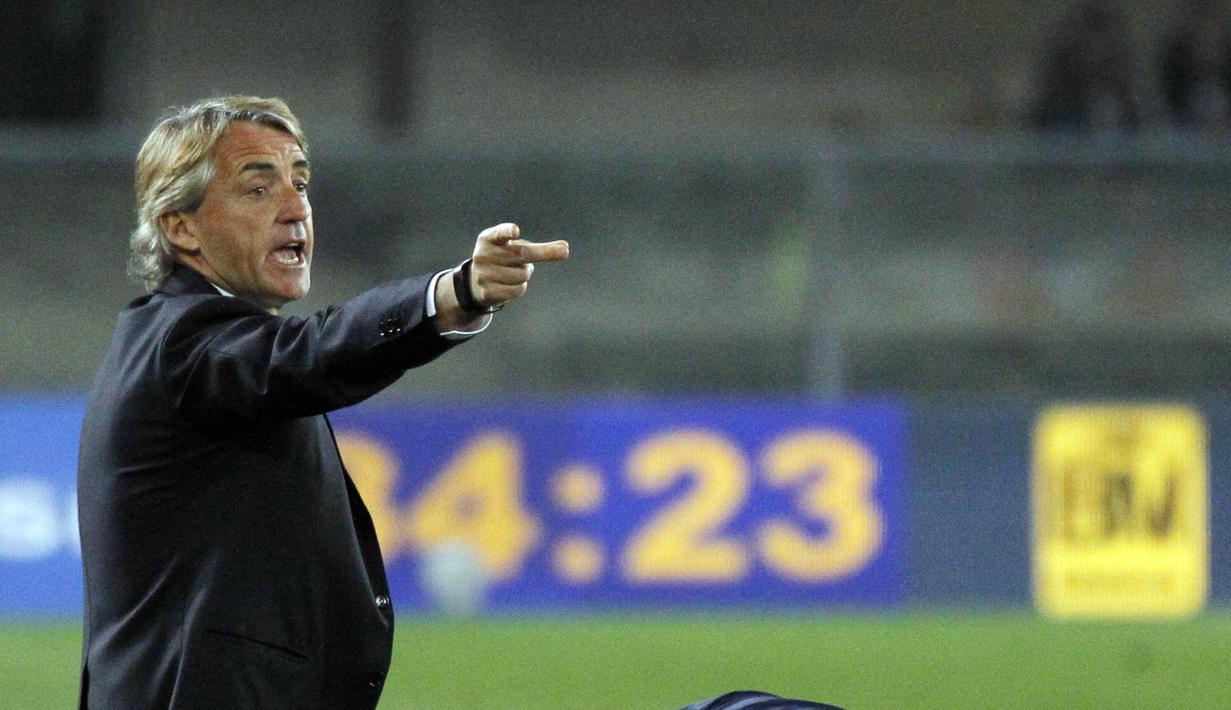 Pelatih Inter Milan, Roberto Mancini memberikan komando kepada pasukannya dari pinggir lapangan (AP Photo/Felice Calabro')