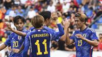 Selebrasi para pemain Timnas Jepang setelah Keito Nakamura (kanan) mencetak gol ketiga ke gawang Timnas Turki pada laga persahabatan FIFA Matchday di Luminus Arena, Genk, Belgia, Selasa (12/9/2023) malam WIB. (AP Photo/Frederic Sierakowski)