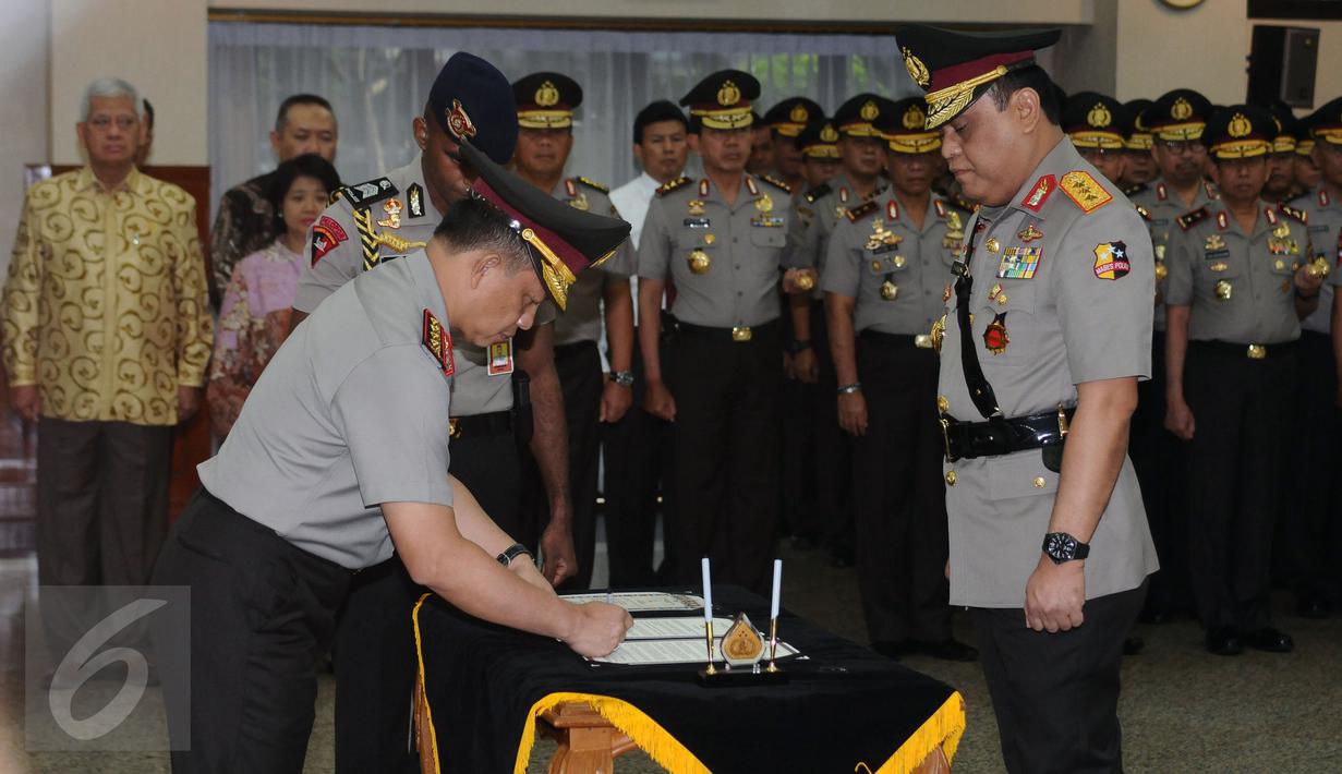 Kapolri Jenderal Pol Tito Karnavian (kiri) menandatangani nota jabatan Komjen Pol Syafruddin sebagai Wakapolri di Mabes Polri, Jakarta, Sabtu (10/9). Komjen Pol Syafrudin menggantikan Budi Gunawan yang menjadi Ka BIN . (Liputan6.com/Helmi Fithriansyah)