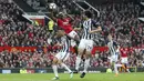 Pemain Manchester United, Paul Pogba melakukan pelanggaran dengan menahan bola saat melawan West Bromwich pada lanjutan Premier League di Old Trafford, Manchester,(15/4/2018). Manchester United kalah 0-1. (Nick Potts/PA via AP)