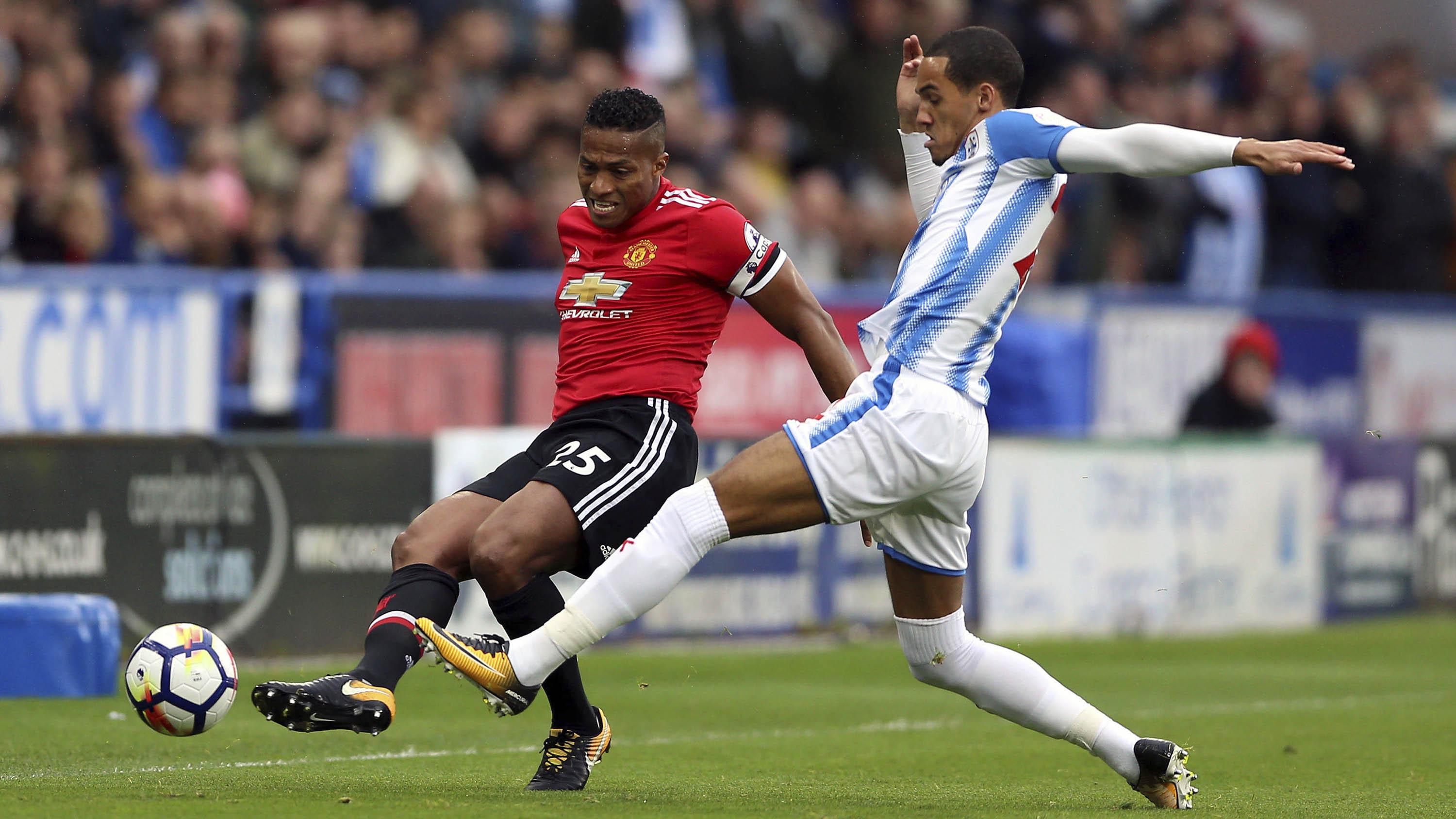 Bek Manchester United, Antonio Valencia, menendang bola saat melawan Huddersfield Town pada laga Premier League di Stadion The John Smith's, Sabtu (21/10/2017). Huddersfield Town menang 2-1 atas Manchester United. (AP/Nigel French)