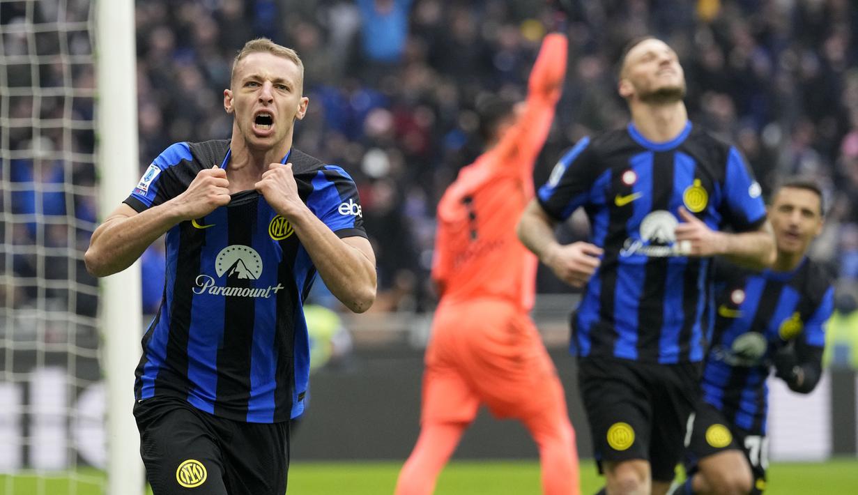 Pemain Inter Milan, Davide Frattesi merayakan gol kedua timnya ke gawang Hellas Verona pada laga lanjutan Liga Italia 2023/2024 di Giuseppe-Meazza Stadium, Milan, Italia, Sabtu (07/01/2023) dini hari WIB. Frattesi berhasil mencetak gol pada menit ke-95+3 setelah memanfaatkan rebound dari tendangan Lautaro Martinez. (AP Photo/Antonio Calanni)