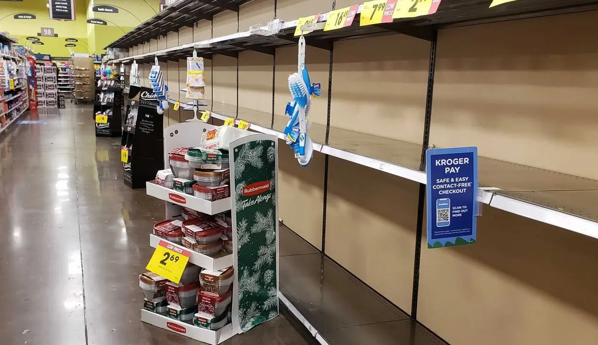 Rak-rak kosong di lorong kertas toilet di toko Fred Meyer, negara bagian Oregon, AS pada 14 November 2020. Lonjakan kasus COVID-19 di AS membuat orang kembali ke toko untuk menimbun lagi, meninggalkan rak kosong dan memaksa pengecer membatasi pembelian (Samantha Swindler/The Oregonian via AP)