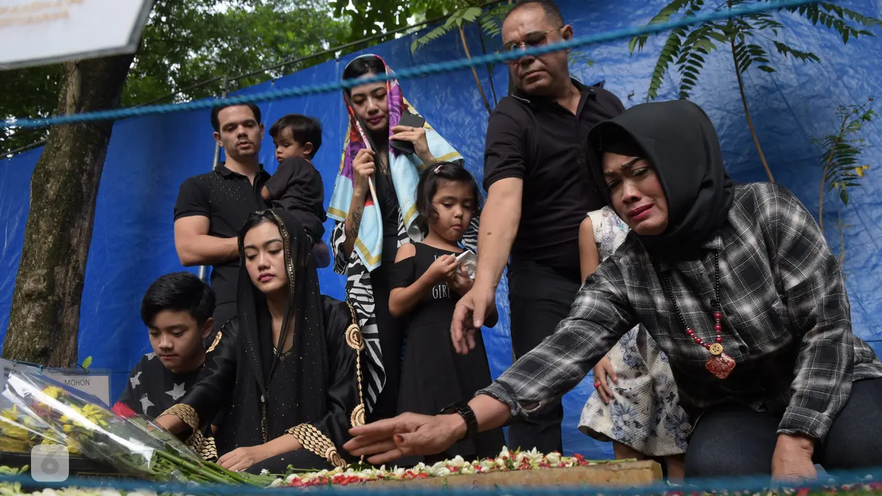[Bintang] Keluarga di Makam di Julia Perez